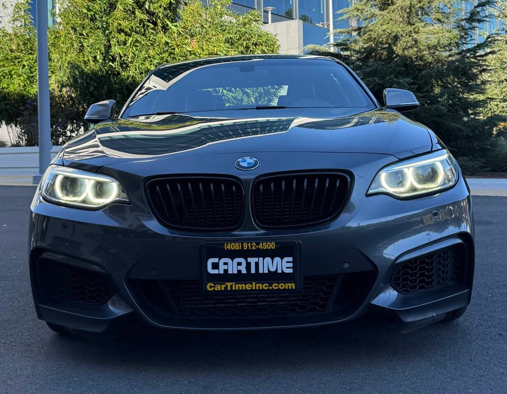 BMW 2 Series Vehicle Full-screen Gallery Image 02