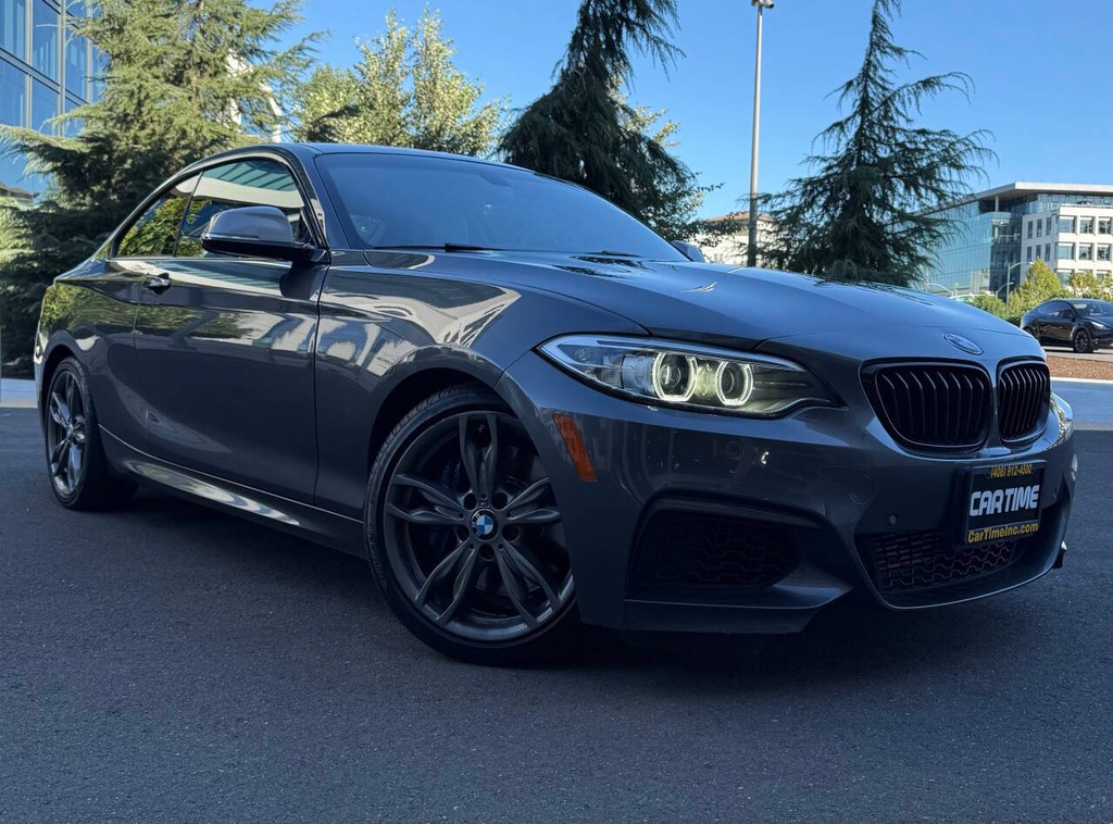 BMW 2 Series Vehicle Full-screen Gallery Image 03