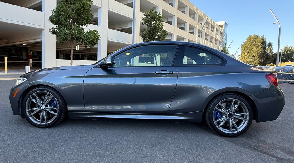 BMW 2 Series Vehicle Full-screen Gallery Image 04