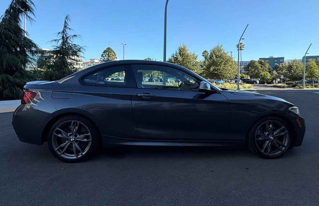 BMW 2 Series Vehicle Full-screen Gallery Image 05