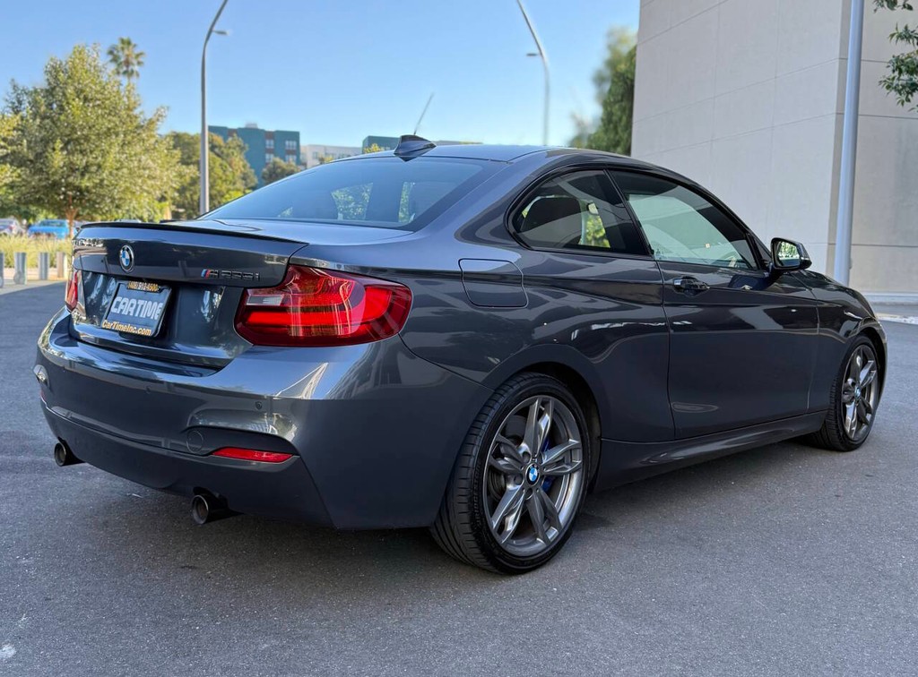 BMW 2 Series Vehicle Full-screen Gallery Image 06