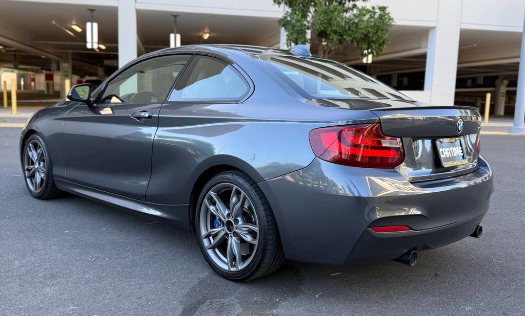 BMW 2 Series Vehicle Full-screen Gallery Image 08