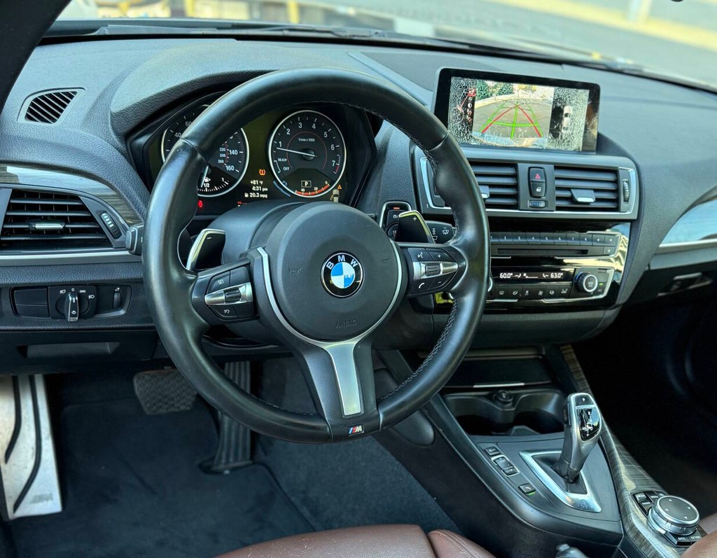 BMW 2 Series Vehicle Full-screen Gallery Image 09