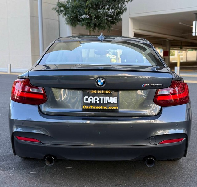 BMW 2 Series Vehicle Full-screen Gallery Image 07