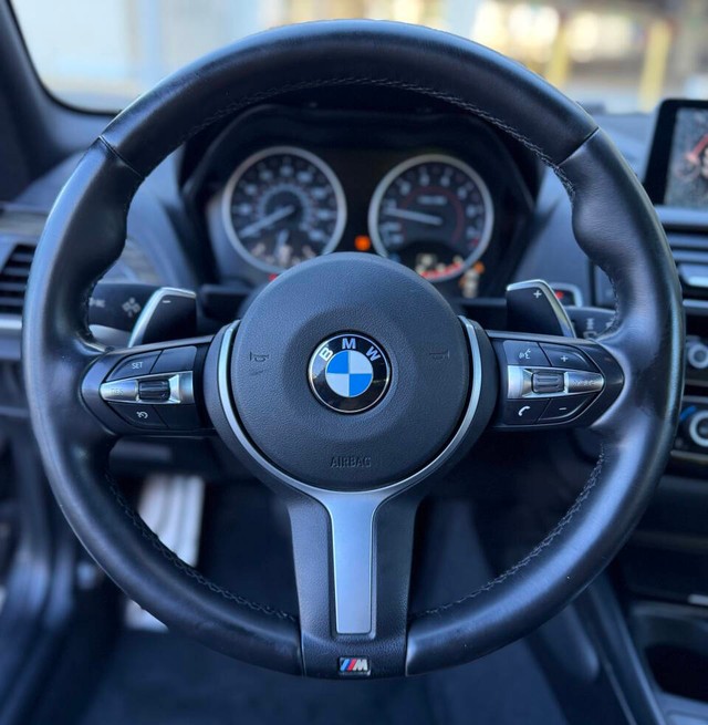 BMW 2 Series Vehicle Full-screen Gallery Image 10