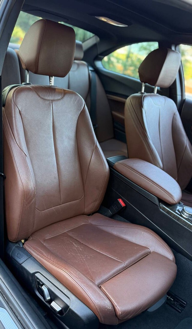 BMW 2 Series Vehicle Full-screen Gallery Image 13