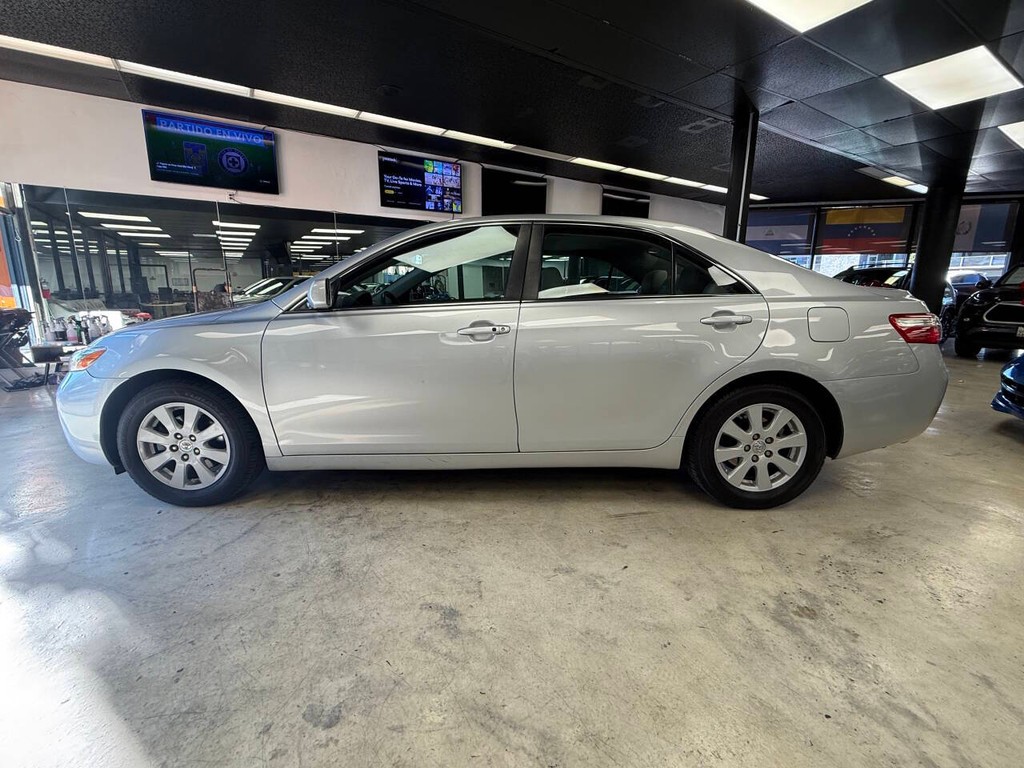 Toyota Camry Vehicle Full-screen Gallery Image 02