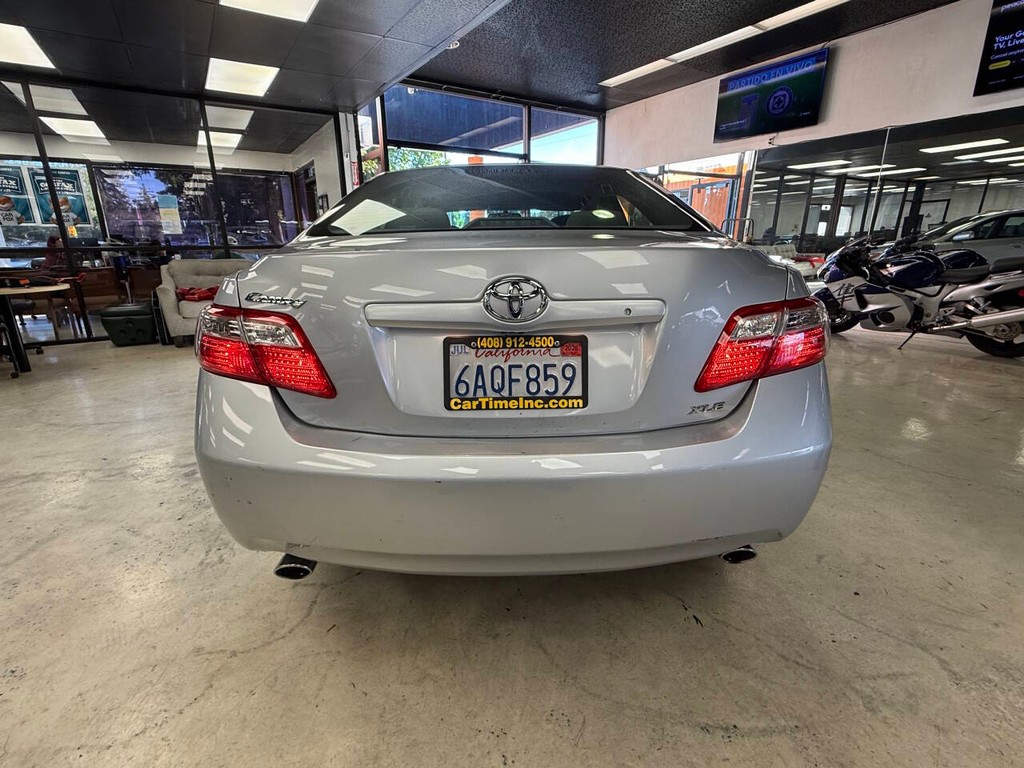 Toyota Camry Vehicle Full-screen Gallery Image 04