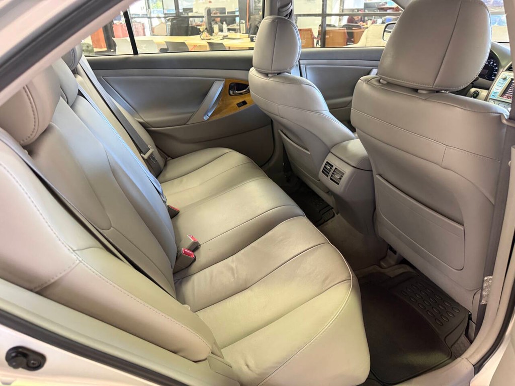 Toyota Camry Vehicle Full-screen Gallery Image 11