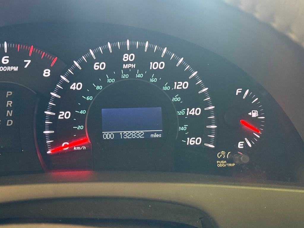 Toyota Camry Vehicle Full-screen Gallery Image 13