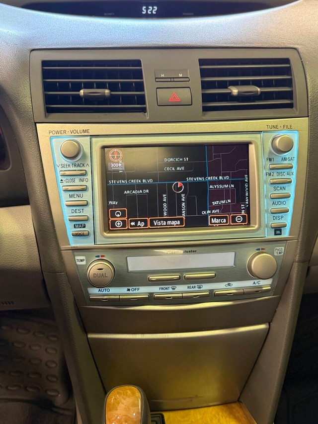 Toyota Camry Vehicle Full-screen Gallery Image 15