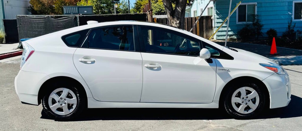 Toyota Prius Vehicle Full-screen Gallery Image 05