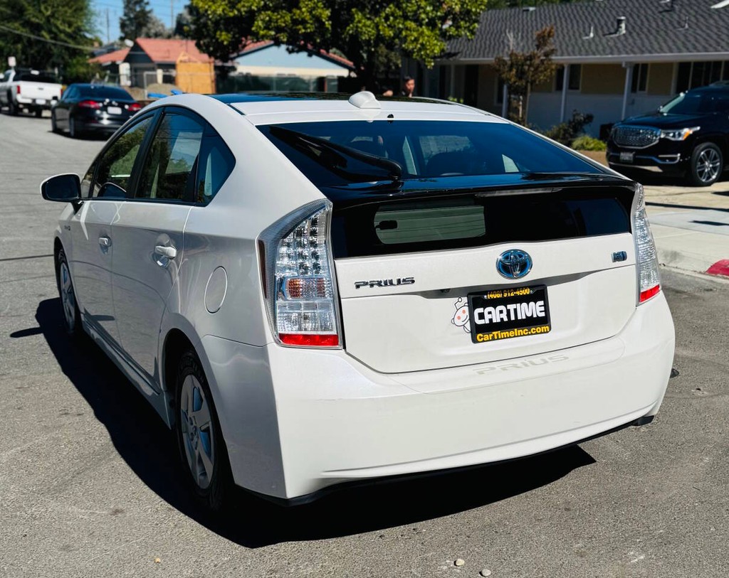 Toyota Prius Vehicle Full-screen Gallery Image 06