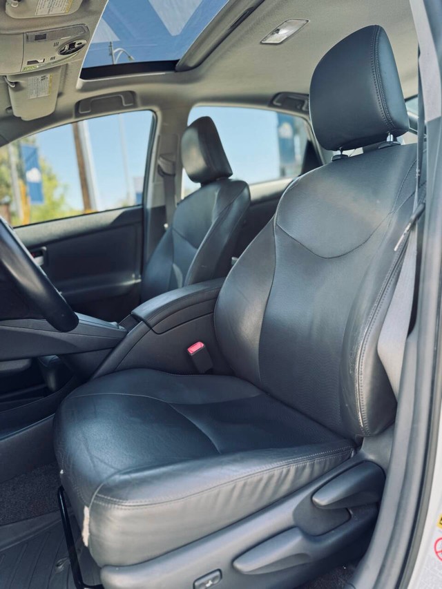 Toyota Prius Vehicle Full-screen Gallery Image 12