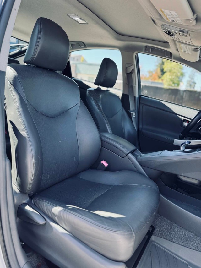 Toyota Prius Vehicle Full-screen Gallery Image 13