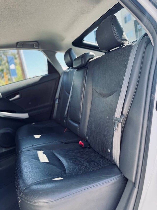 Toyota Prius Vehicle Full-screen Gallery Image 14