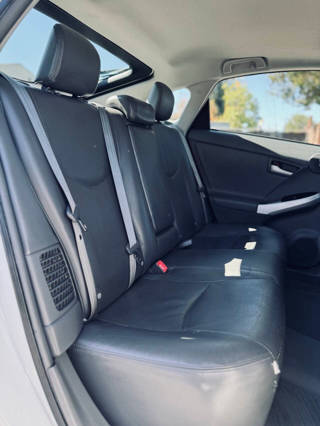 Toyota Prius Vehicle Full-screen Gallery Image 15