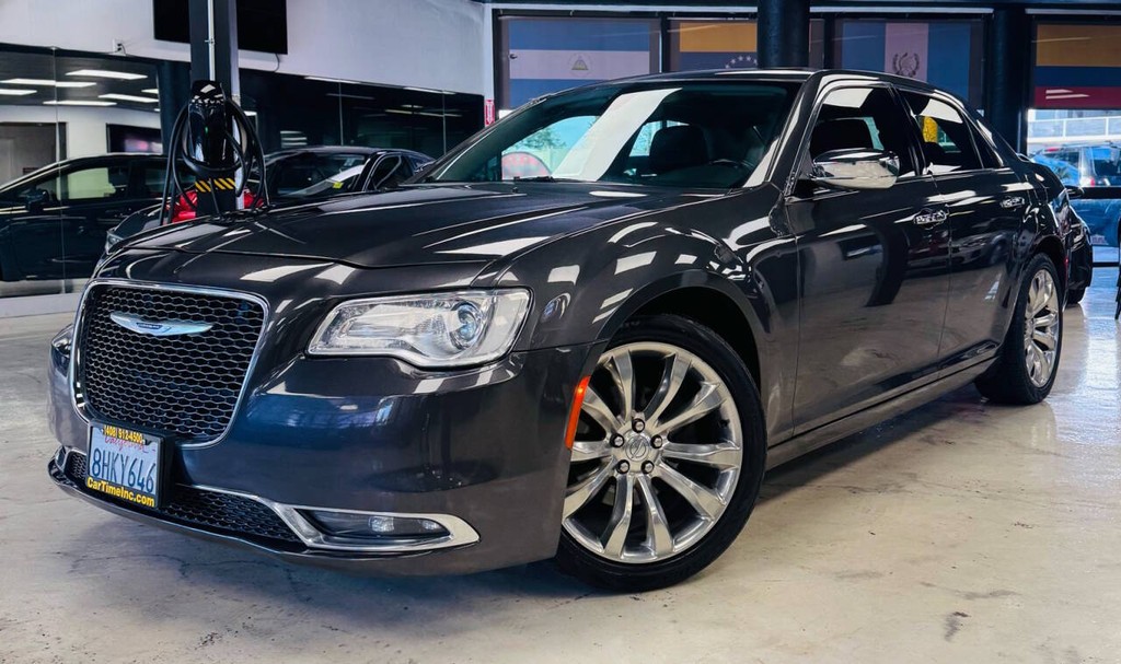 Chrysler 300 Vehicle Full-screen Gallery Image 03