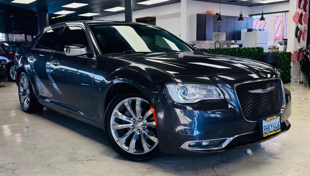 Chrysler 300 Vehicle Full-screen Gallery Image 04