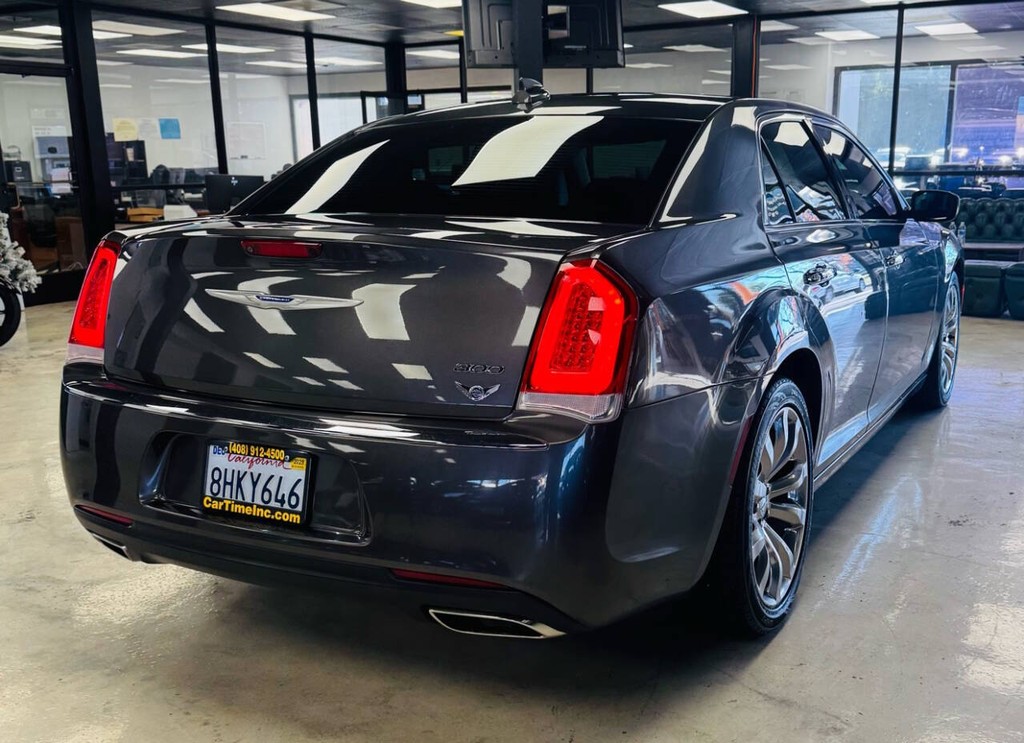 Chrysler 300 Vehicle Full-screen Gallery Image 06