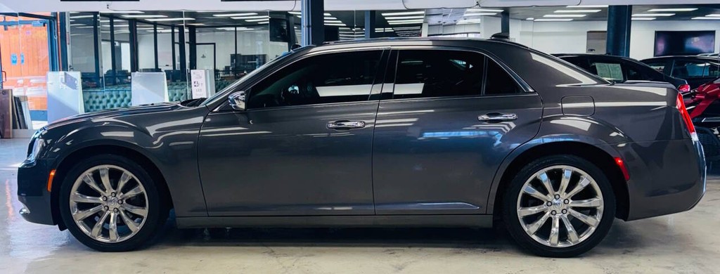 Chrysler 300 Vehicle Full-screen Gallery Image 07