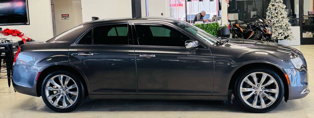 Chrysler 300 Vehicle Full-screen Gallery Image 08