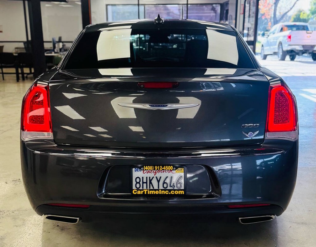 Chrysler 300 Vehicle Full-screen Gallery Image 10