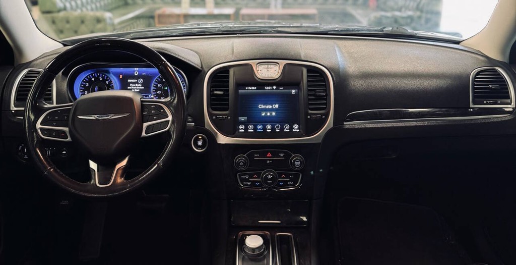 Chrysler 300 Vehicle Full-screen Gallery Image 15