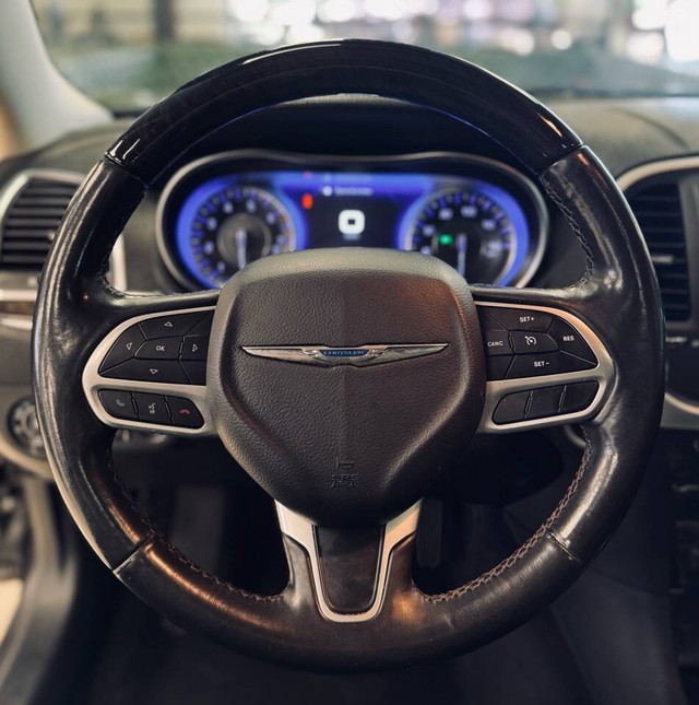 Chrysler 300 Vehicle Full-screen Gallery Image 11