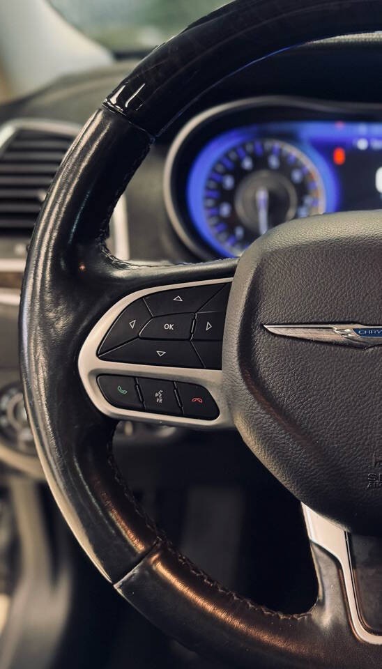 Chrysler 300 Vehicle Full-screen Gallery Image 12