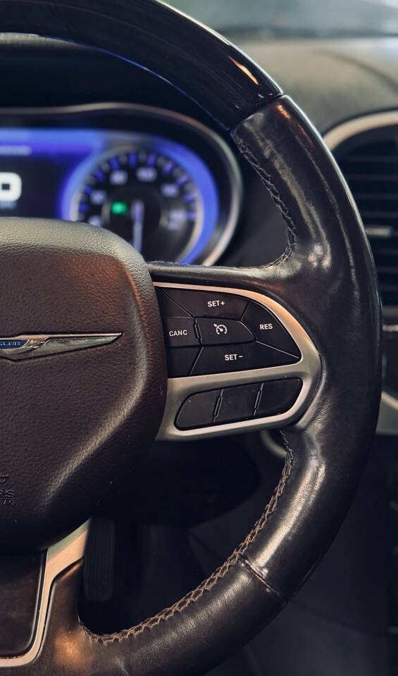 Chrysler 300 Vehicle Full-screen Gallery Image 13