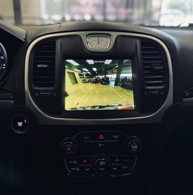 Chrysler 300 Vehicle Full-screen Gallery Image 16