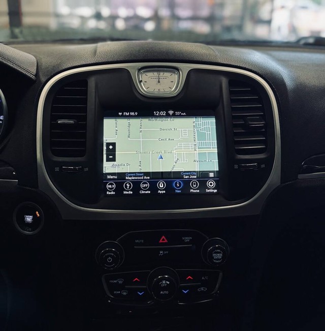 Chrysler 300 Vehicle Full-screen Gallery Image 17