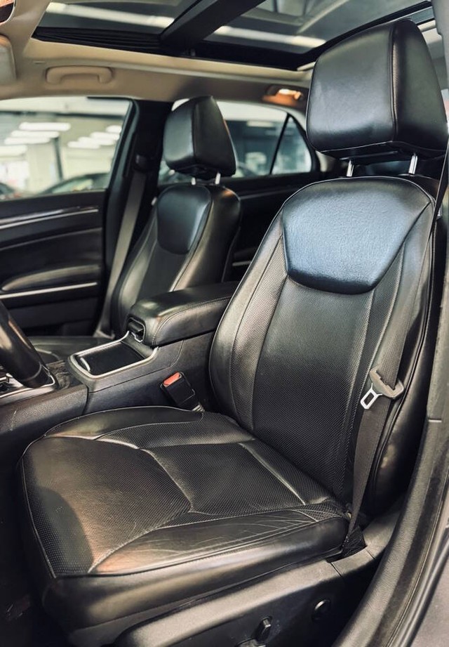 Chrysler 300 Vehicle Full-screen Gallery Image 18