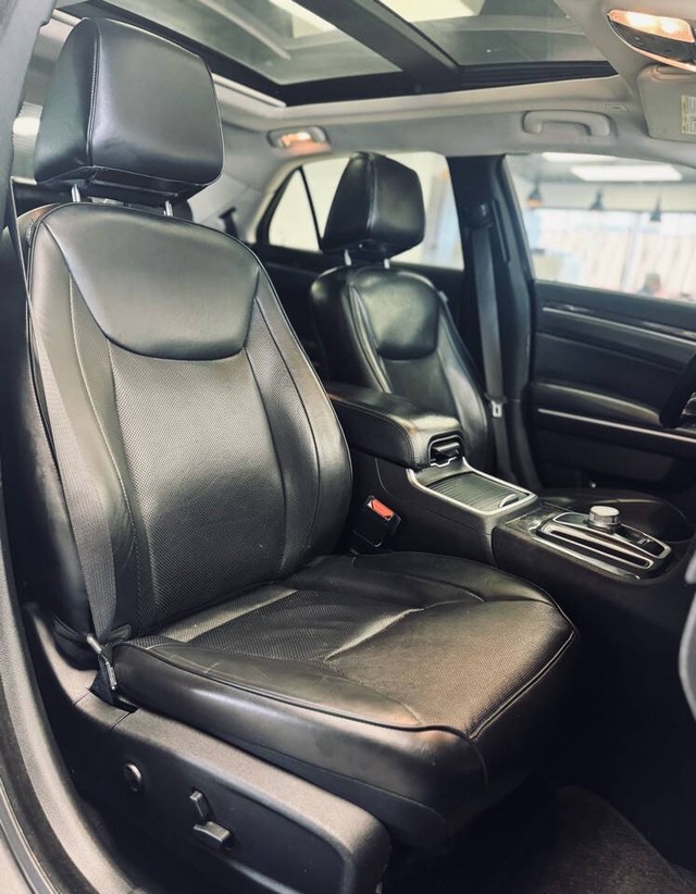 Chrysler 300 Vehicle Full-screen Gallery Image 19