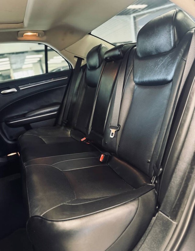 Chrysler 300 Vehicle Full-screen Gallery Image 20