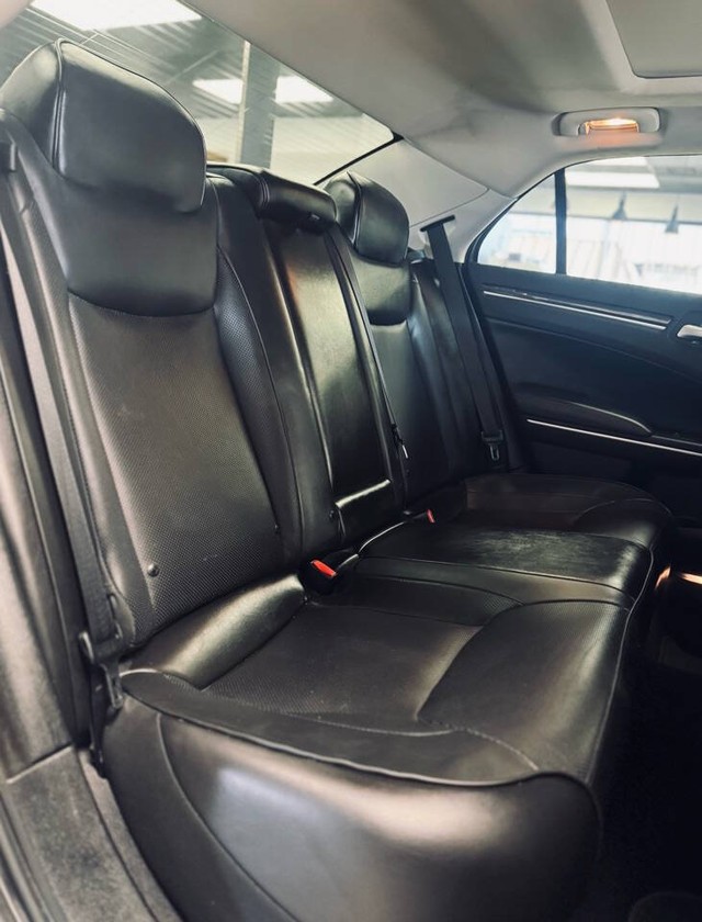 Chrysler 300 Vehicle Full-screen Gallery Image 21