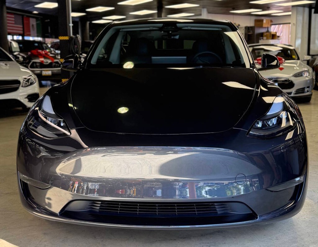 Tesla Model Y Vehicle Full-screen Gallery Image 02
