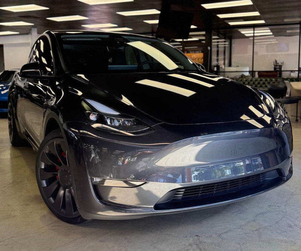 Tesla Model Y Vehicle Full-screen Gallery Image 03
