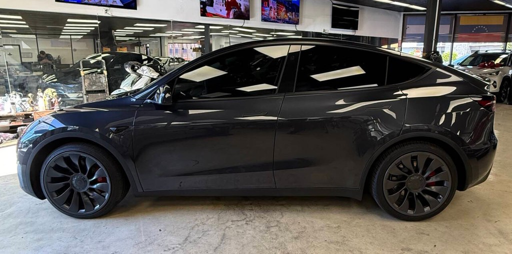 Tesla Model Y Vehicle Full-screen Gallery Image 04