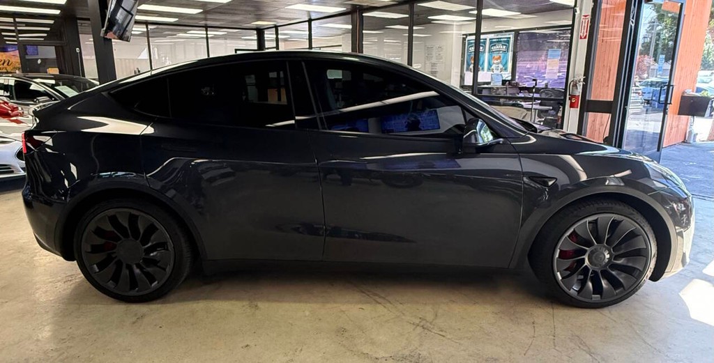 Tesla Model Y Vehicle Full-screen Gallery Image 05