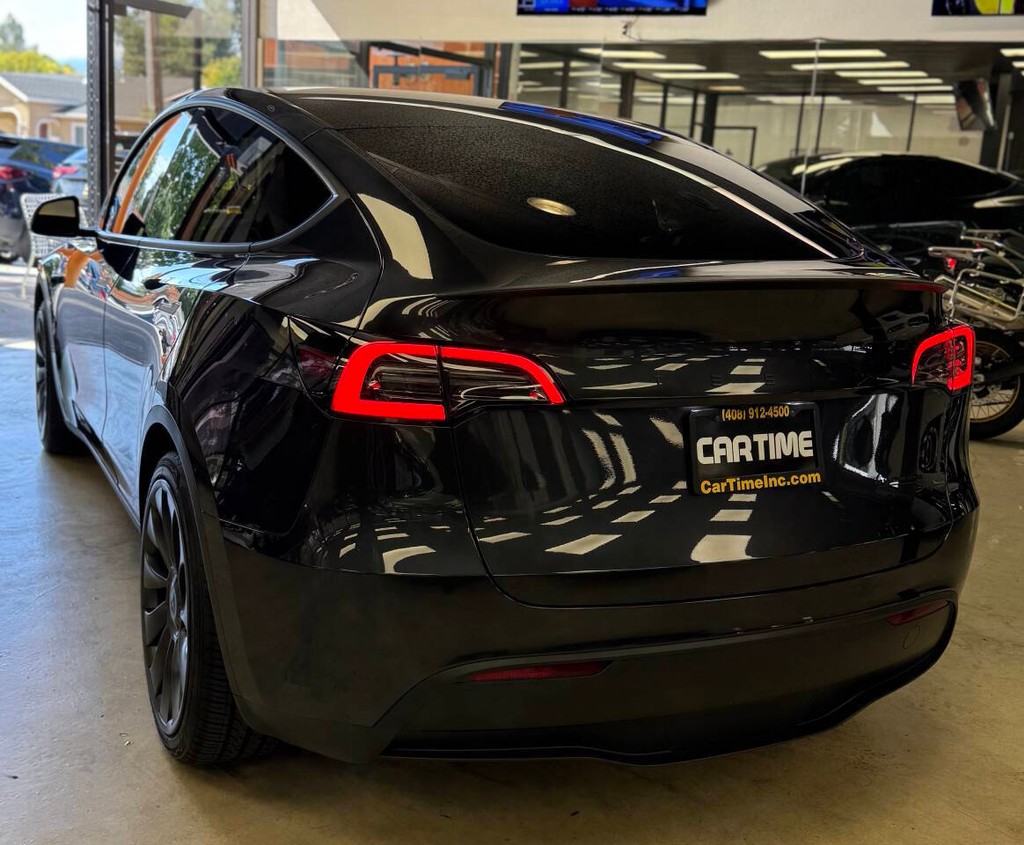 Tesla Model Y Vehicle Full-screen Gallery Image 06