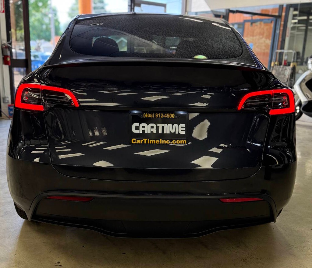 Tesla Model Y Vehicle Full-screen Gallery Image 07