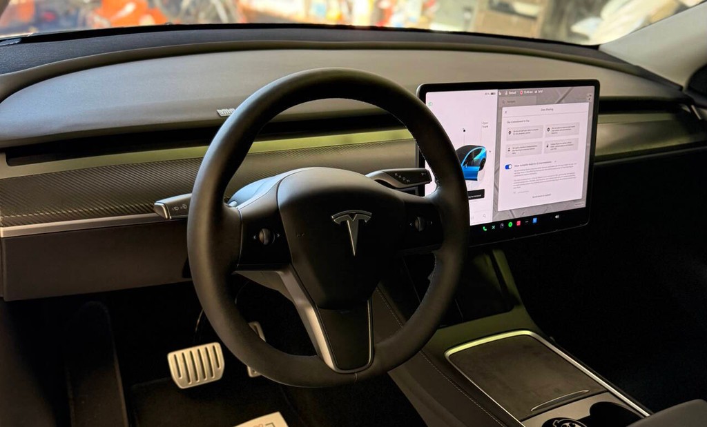 Tesla Model Y Vehicle Full-screen Gallery Image 10