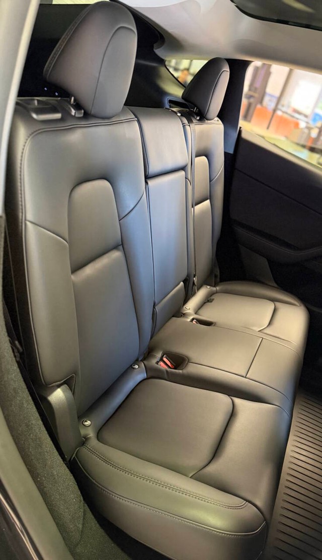 Tesla Model Y Vehicle Full-screen Gallery Image 15