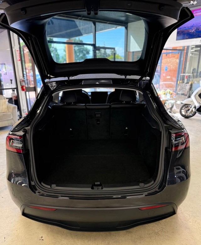 Tesla Model Y Vehicle Full-screen Gallery Image 17