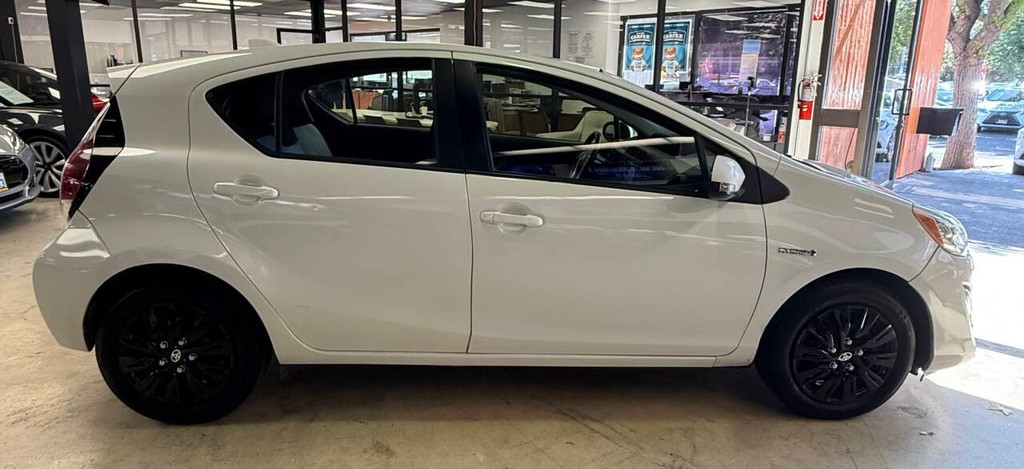 Toyota Prius c Vehicle Full-screen Gallery Image 05