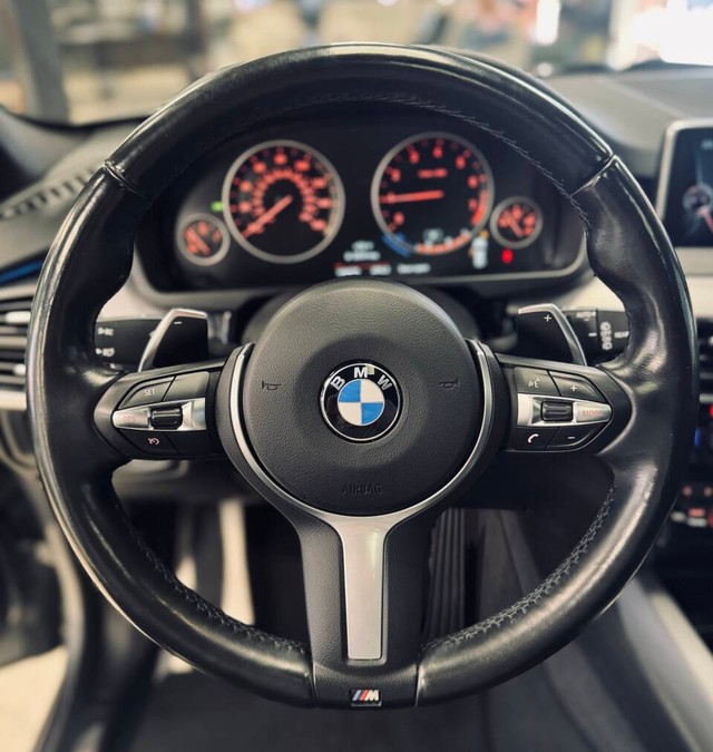 BMW X5 Vehicle Full-screen Gallery Image 09