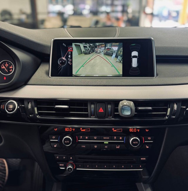 BMW X5 Vehicle Full-screen Gallery Image 11