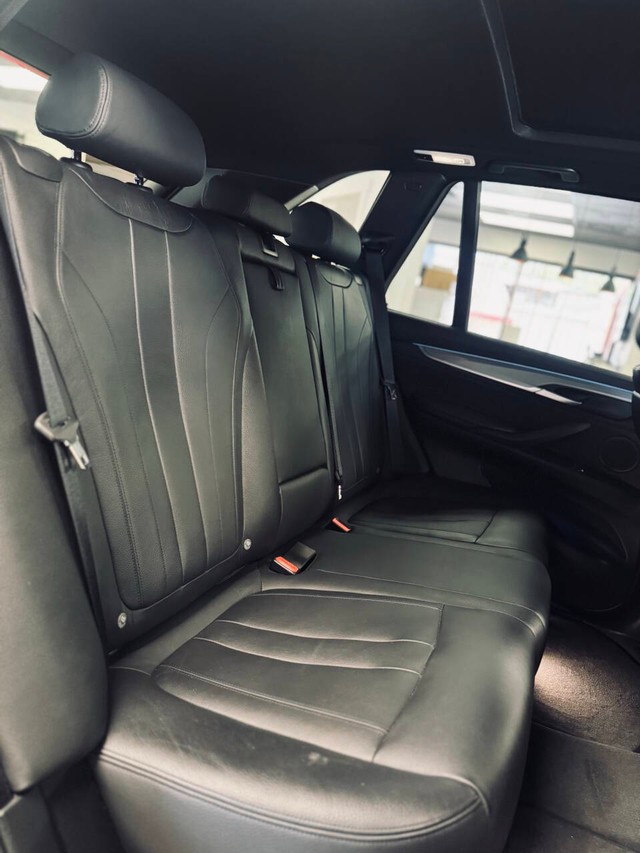 BMW X5 Vehicle Full-screen Gallery Image 16